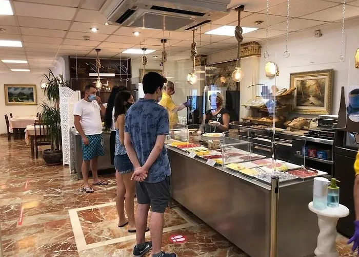 Medium Claramar Готель